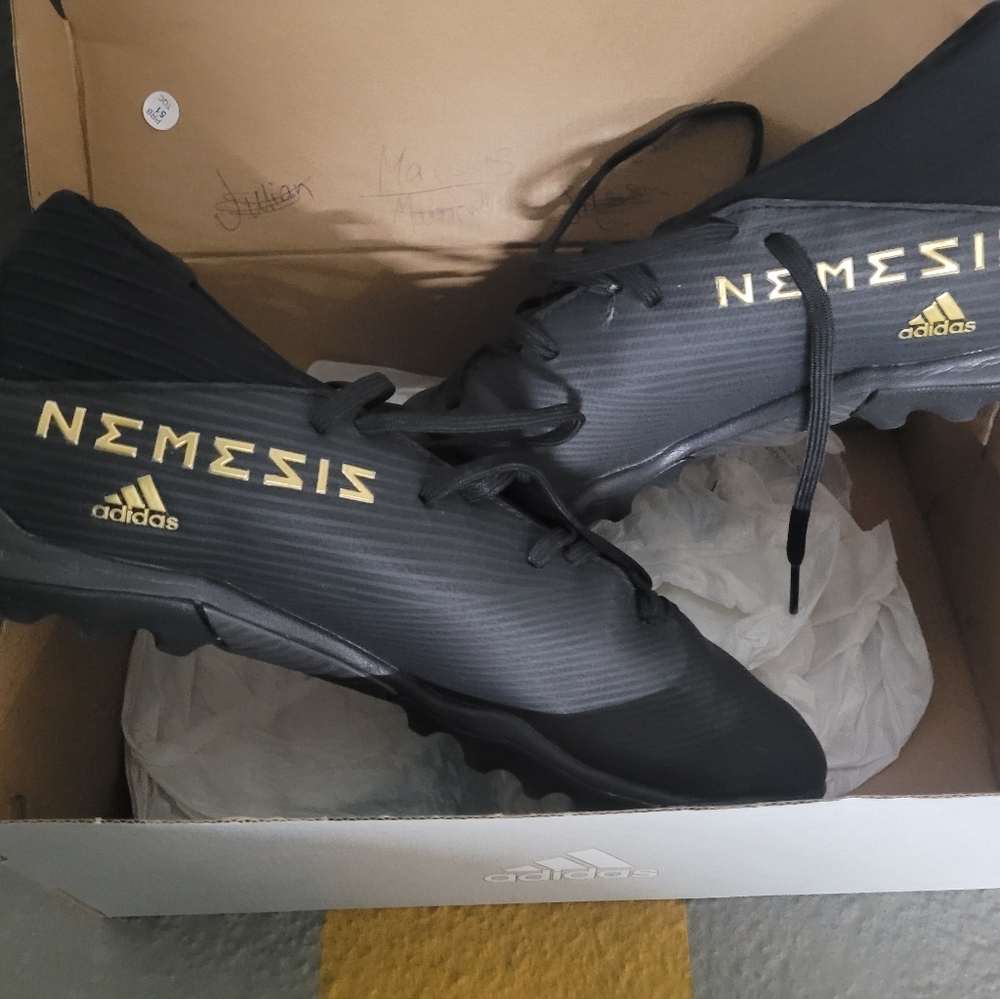 Sz 9.5 men's Nemisis Adidas Soccer Shoes